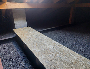 Zateplení stropu patrového rodinného domu pomocí foukané izolace